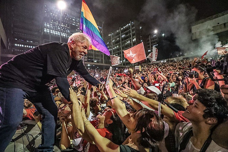 Público lotou a concha acústica da UERJ no último dia da caravana Lula, que passou pelos estados do Rio e Espírito Santo