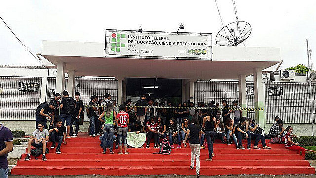 Alumnos y alumnas ocupan institutos federales en todo Brasil contra la PEC 241