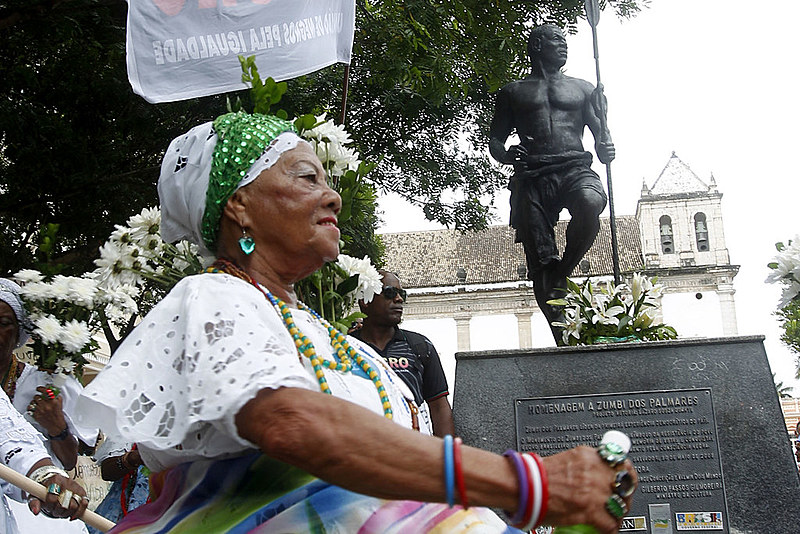 Lavagem da Estátua de Zumbi dos Palmares marca o 20 de novembro na Praça da Sé, no Pelourinho em Salvador.
