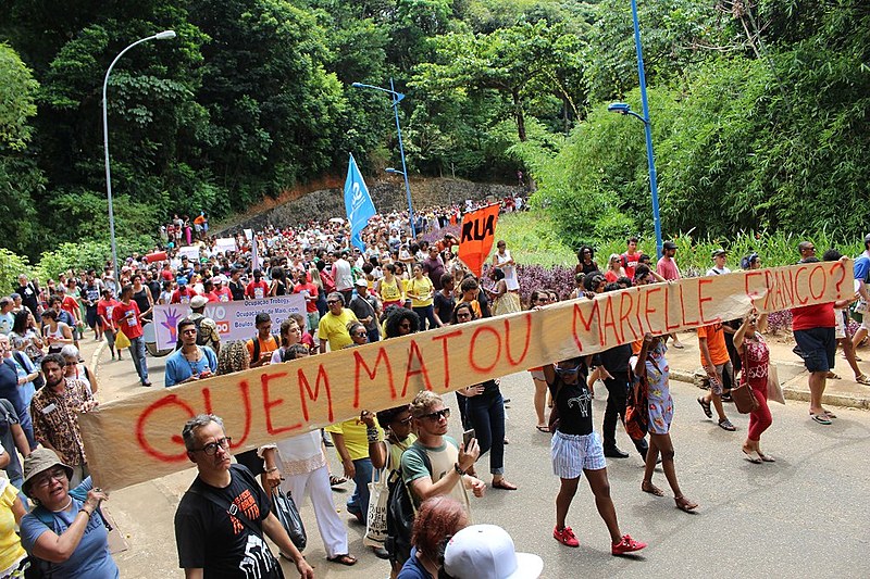 Frases de resistência e pedidos de justiça estavam escritos nos cartazes durante a manifestação.