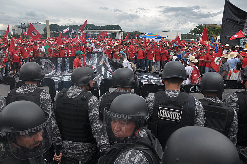 Marcha do MST em Brasília, em 2014, é encurralada pela tropa de choque da Polícia Militar