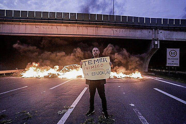 El acceso al Aeropuerto Internacional de Guarulhos es bloqueado por docentes
