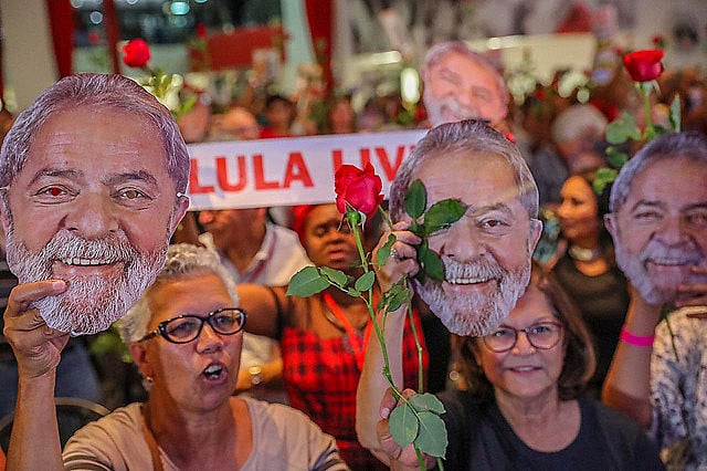 Seguidores de Lula presentes en el acto realizado en el Sindicato de Metalúrgicos de ABC, en São Bernardo do Campo (SP)