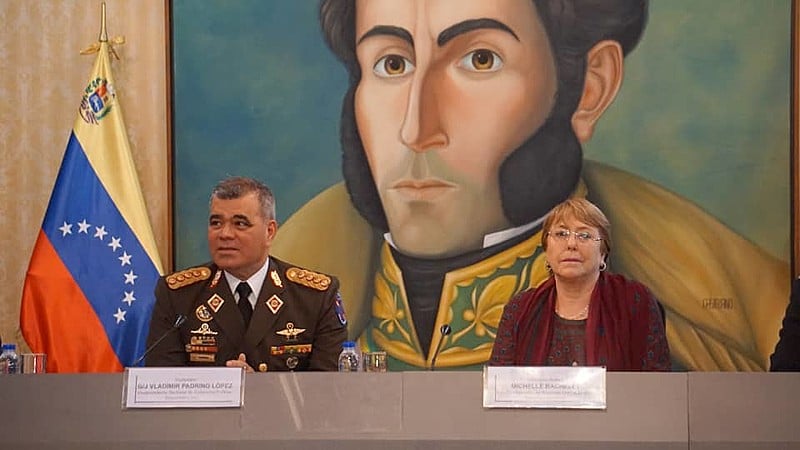 Bachelet, ao lado do ministro da Defesa, Vladimir Padrino López, um dos principais líderes dentro do governo Maduro