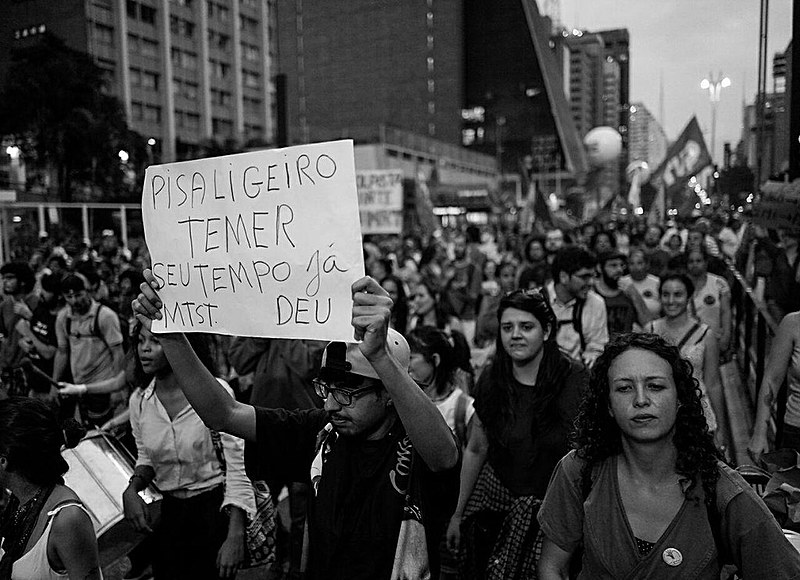 Manifestante em ato nesta terça-feira (13) em SP