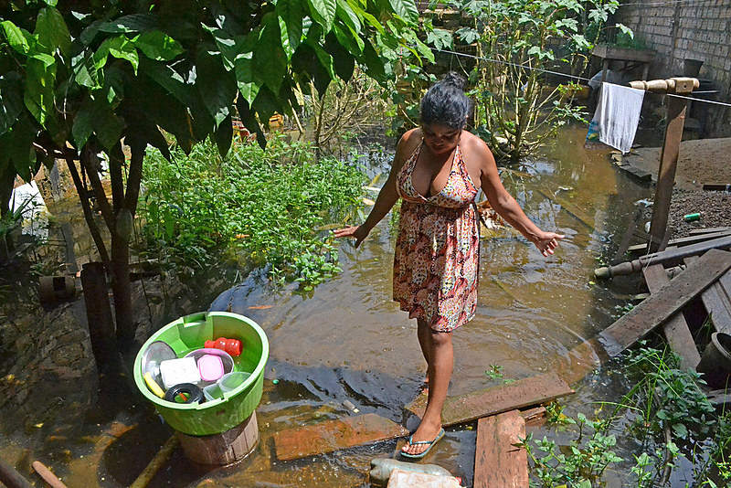 “Virou uma lagoa mesmo”, reclama Adriana Silva Ferreira