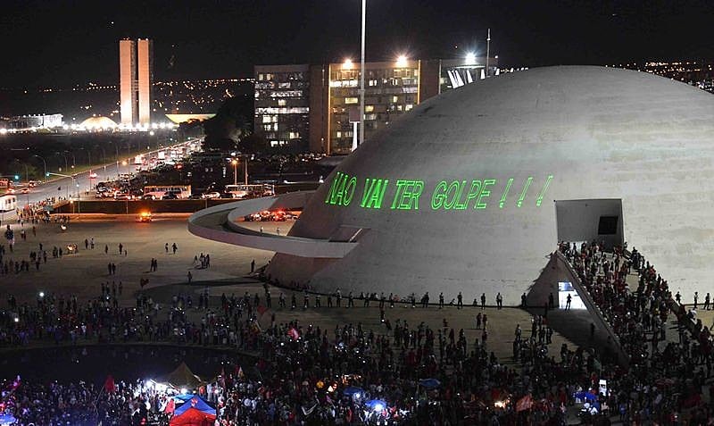 Manifestantes contra o golpe em Brasilia