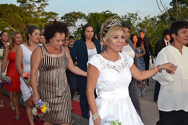 A maioria dos casamentos homoafetivos realizados em 2014 foram de casais formados por mulheres. Elas representaram 50,3% dos mais de 4,8 mil casamentos realizados naquele ano.