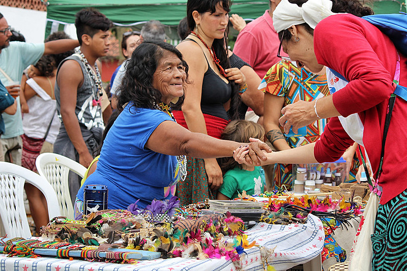 Feira teve troca de mudas e sementes crioulas, comercialização de artesanatos naturais, alimentos saudáveis e apresentações culturais