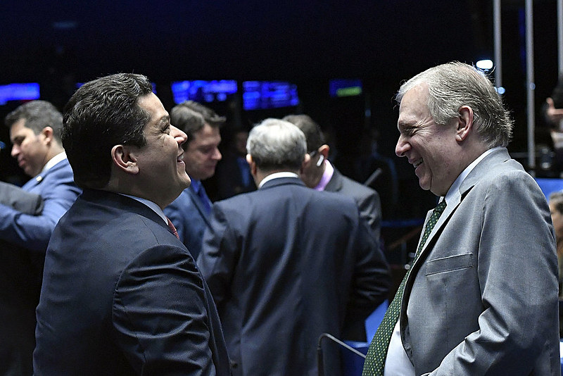 Presidente do Senado, Davi Alcolumbre (DEM-AP), e Tasso Jereissati (PSDB-CE), autor do PL, durante sessão de votação nesta quinta (6)