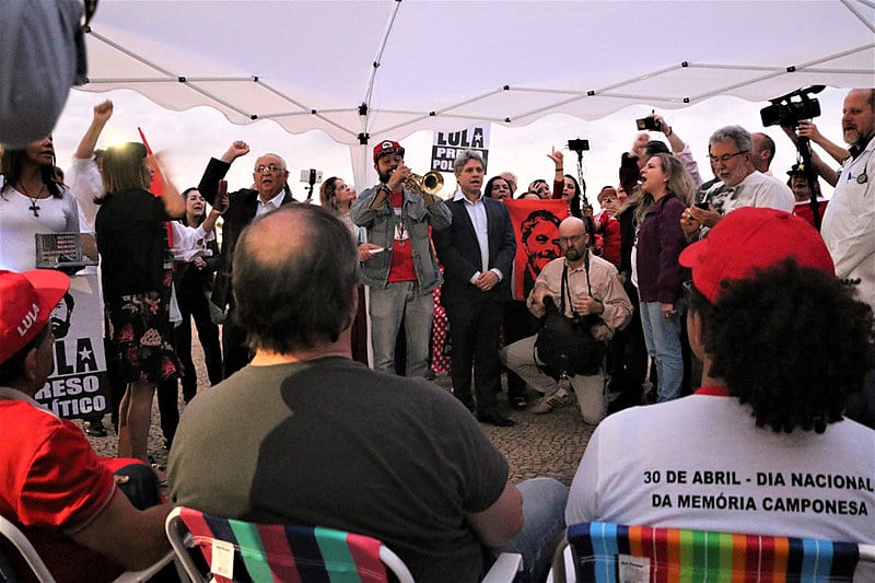 Grevistas recebendo apoio de parlamentares e populares durante ato no STF, nessa quarta (1º)
