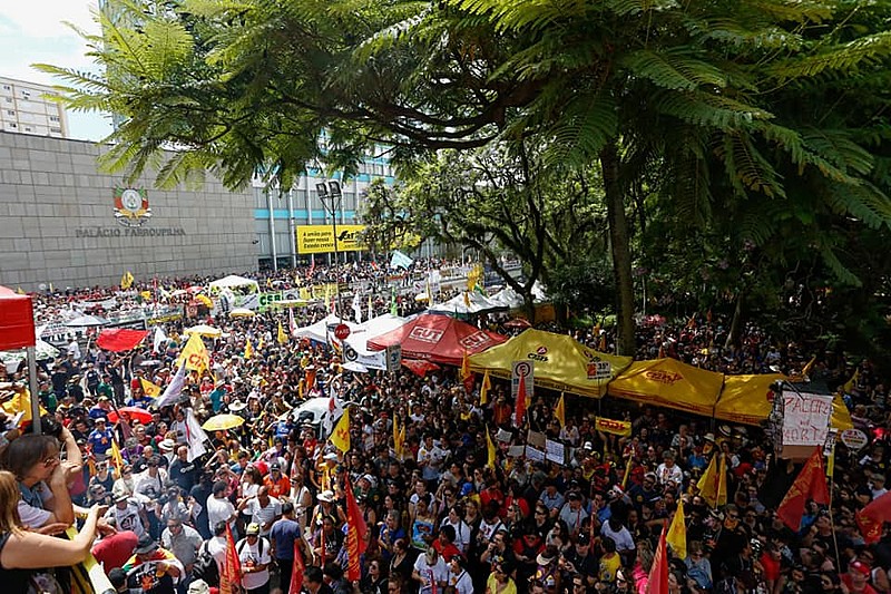 Servidores de diversas categorias lotam a Praça da matriz nesta terça-feira