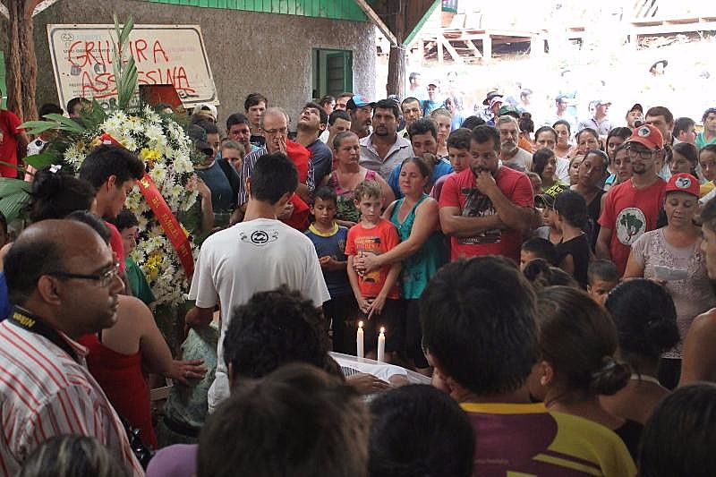 Velório de Leonir Orback, no acampamento Dom Tomas Balduíno, em 8 de Abril de 2016