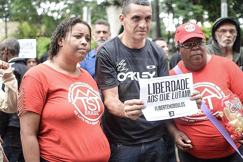 Integrantes do MTST aguardavam, na terça-feira (17), a soltura de Guilherme Boulos em frente ao 49° DP