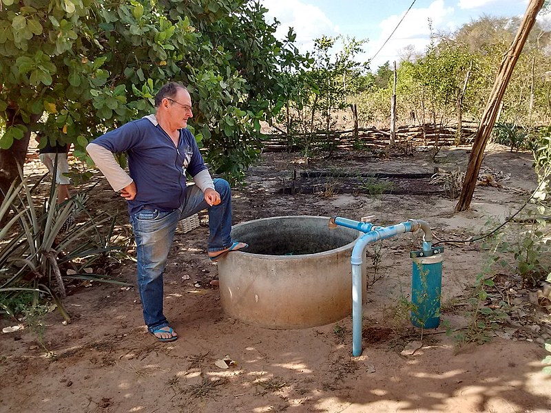 Por quase dez anos, o cacimbão de Seu Manoel serviu para dar de beber a mais de 20 famílias. Hoje, está completamente vazio.