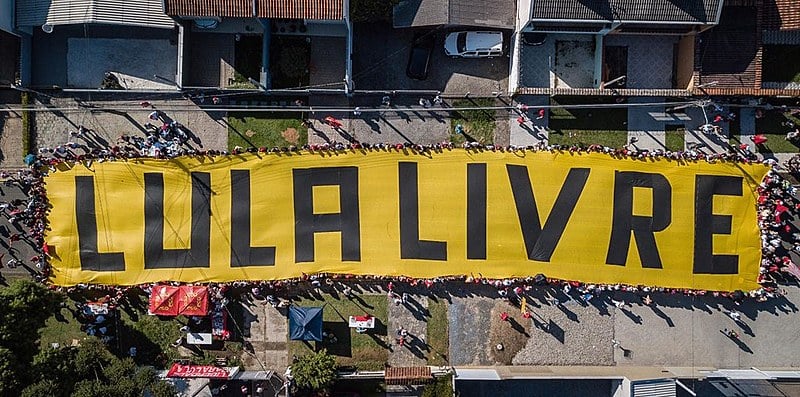 Uma faixa escrita “Lula Livre”, com mais de 60 metros. foi estendida ao longo da rua que fica entre a Vigília e a sede da Policia Federal.