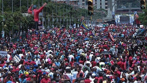 Movimentos sociais e coletivos lotaram a principal artéria do país, no corredor que atravessa o centro da cidade, na avenida Bolívar, na capital venezuelana