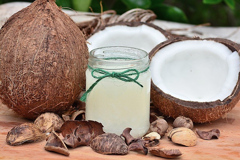 Consumo do óleo de coco em preparos na cozinha é bom em substituição de outras gorduras, mas a quantidade não deve aumentar