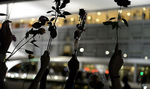 El marte (19), mujeres apoyan a Dilma y le entregan flores en el Palacio do Planalto, en Brasília