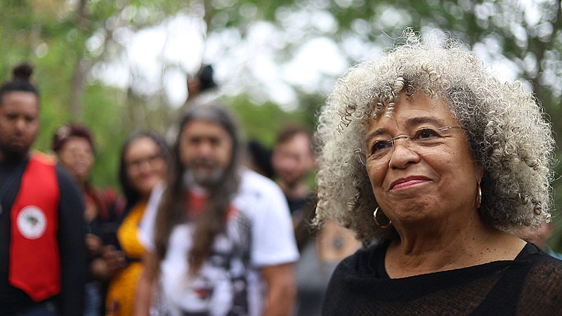 Em sua visita, Angela Davis plantou uma muda de ypê, simbolizando seu apoio ao MST e à Escola Nacional Florestan Fernandes (ENFF)