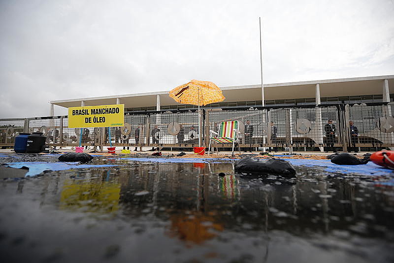Aa porta do Palácio do Planalto, em Brasília (DF), após protesto do Greenpeace