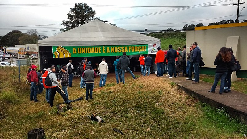 Na Repar, o Sindipetro realizou paralisação de duas horas, recordando também que a privatização piora as suas condições de trabalho