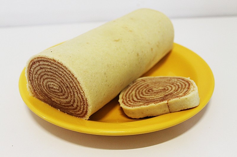 O bolo de rolo deriva do bolo português colchão de noiva, que foi sofrendo modificações, adotando ingredientes do Nordeste.