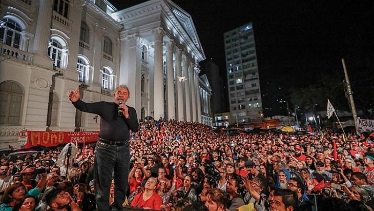 Lula está mantido como preso político em Curitiba desde abril. No mês anterior, ato reuniu milhares de apoiadores na capital paranaense