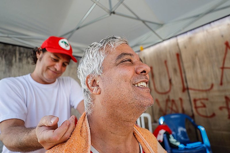 Ivair Silva recebendo massagem do voluntário Valcir Santi, na tenda da saúde instalada no Acampamento Lula Livre, em Curitiba