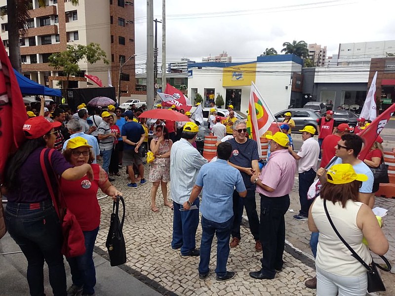 Manifestantes foram recebidos pela Polícia Militar