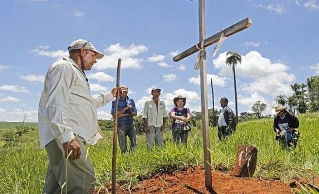 Cruzes indicam local das mortes em Curuguaty