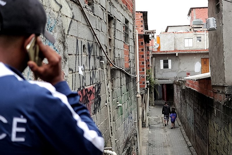 A viela onde os jovens foram acuados pela PM