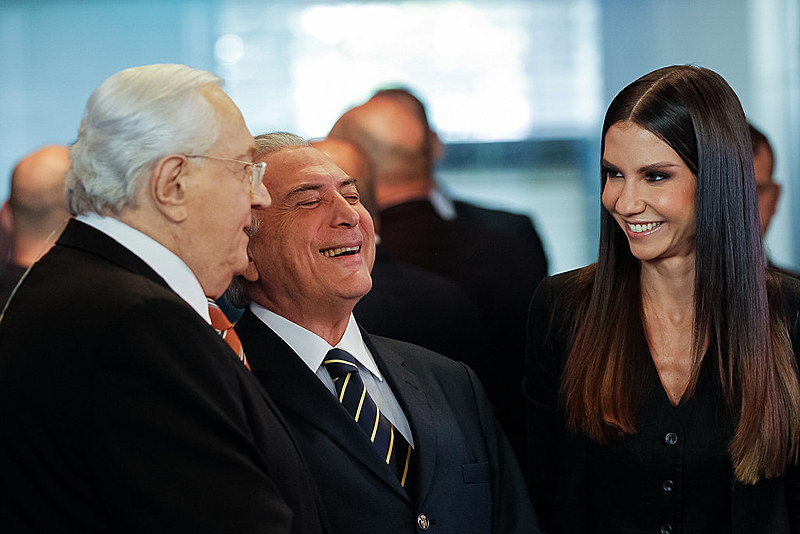 Temer em conversa com os apresentadores do telejornal RedeTV News