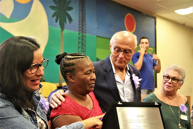 Cleone Santos, da ONG Mulheres da Luz, recebe o Prêmio Heleieth Saffioti