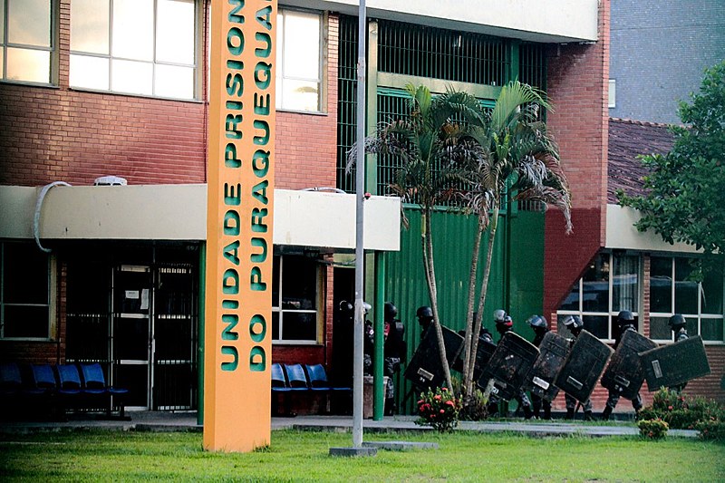 Policiais antes de entrar na Unidade Prisional do Puraquequara no dia 27 de junho, segundo dia da chacina que deixou 55 mortos