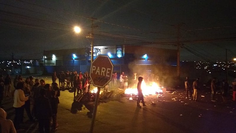 Moradores do Parolin que faziam protesto ficaram feridos. Polícia entrou atirando, após mortes de 4 jovens durante ação policial