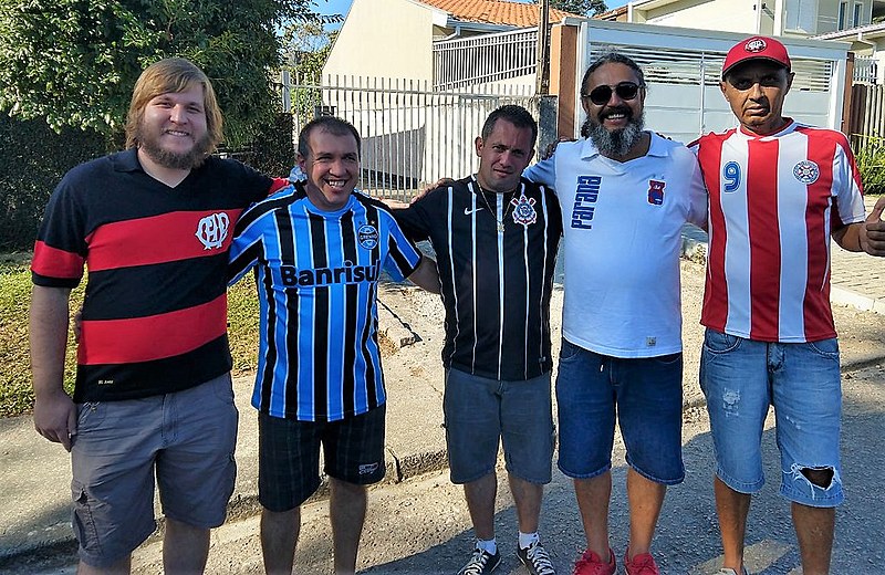 Torcidas do Atlético-PR, Grêmio, Paraná e Corinthians unidas em defesa da democracia