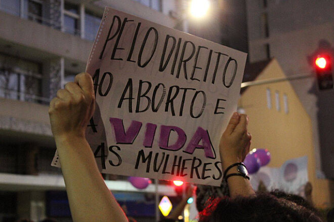 Mulheres protestam contra a PEC 181, que pretende restringir leis que autorizam a realização de aborto em casos de estupro e anencefalia