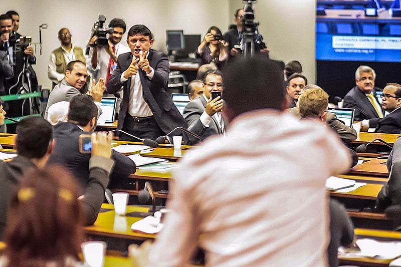 Professor (de costas) é ameaçado por parlamentares no Congresso Nacional
