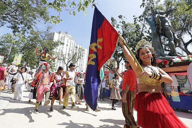 Evento mobiliza diversos artistas de rua em apresentações e cortejos
