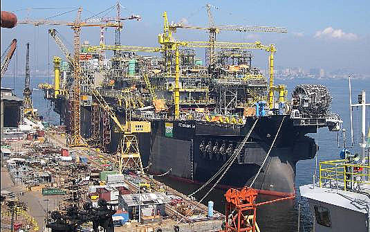 Astilleros de la industria naval están sufriendo por la crisis económica y política