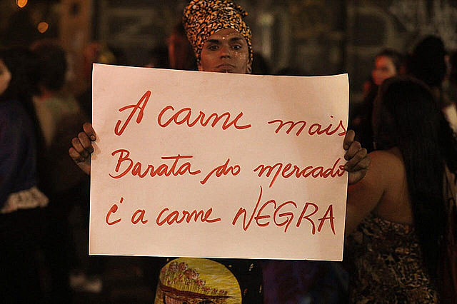 Manifestante carrega cartaz na Marcha das Mulheres Negras em julho deste ano, em São Paulo