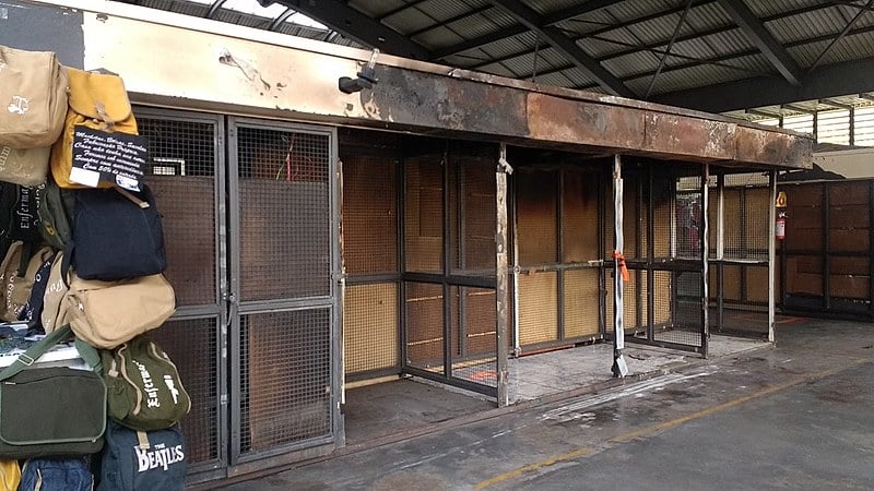 Lojistas com boxes incendiados serão realocados pela prefeitura, mas muitos ainda não conseguiram voltar ao trabalho