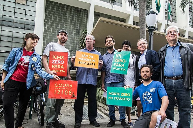 Ciro caminho ao lado de Requião e de Goura, atual vereador de Curitiba