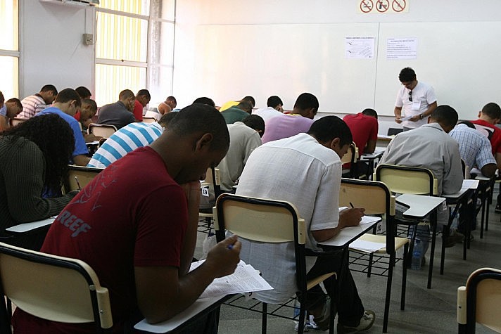 Salários para os aprovados variam entre R$ 998,00 e R$ 3 mil