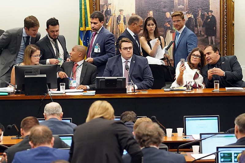Entre os 48 deputados que votaram a favor da reforma e, portanto, dos bancos, seis são mineiros