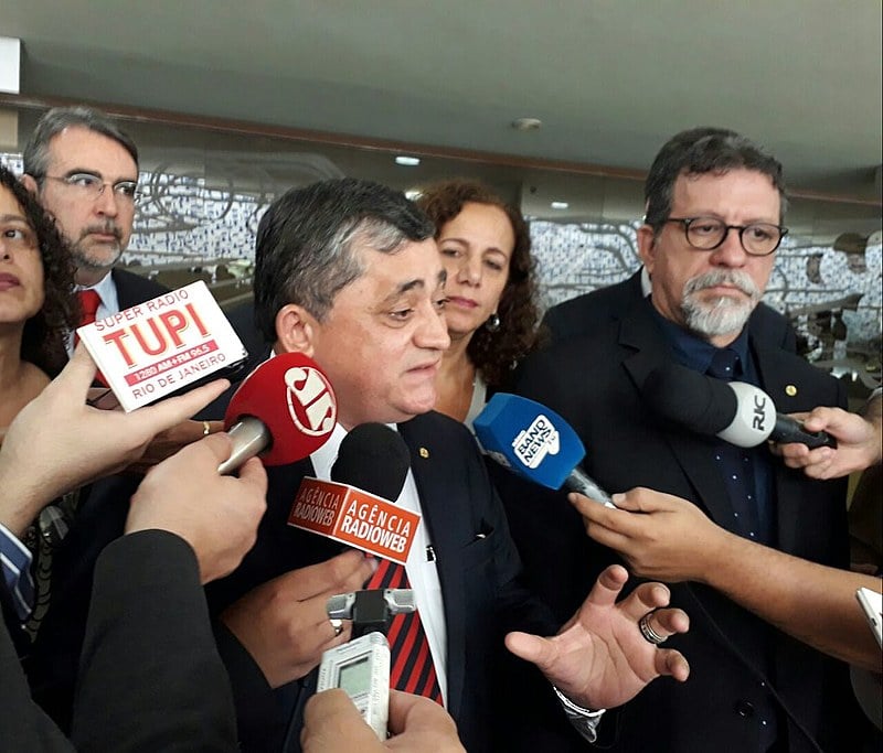 Estratégia da oposição para votação da denúncia foi anunciada em coletiva realizada nesta terça (24), na Câmara Federal