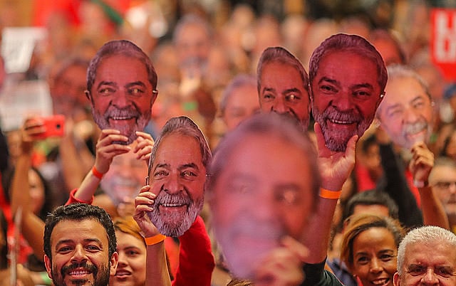 En solidaridad con Lula, moradores del campamento Dom Tomás Balduíno (MST), en Quedas do Iguaçu (Paraná), exhiben máscaras del ex presidente