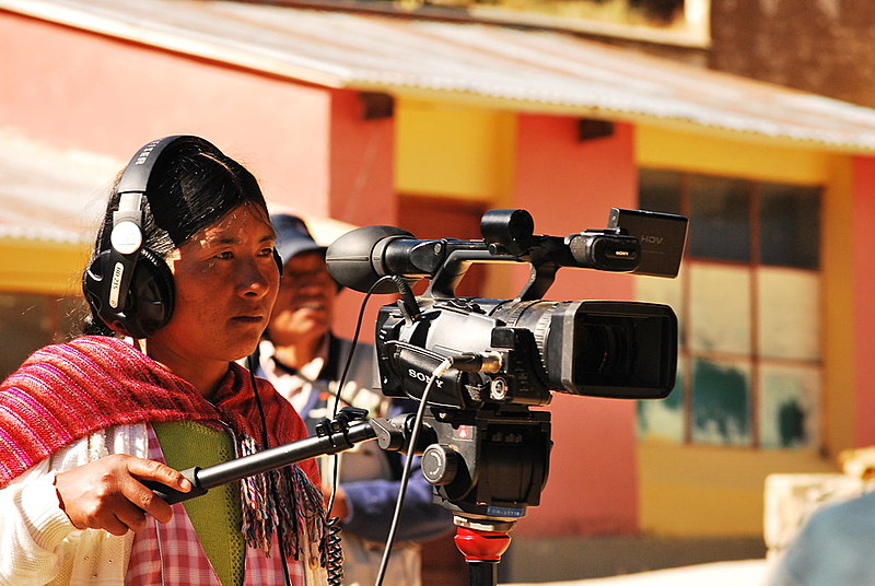 Mulher indígena trabalha com audiovisual na Bolívia; coletivos de formação aumentaram representatividade dos povos na comunicação