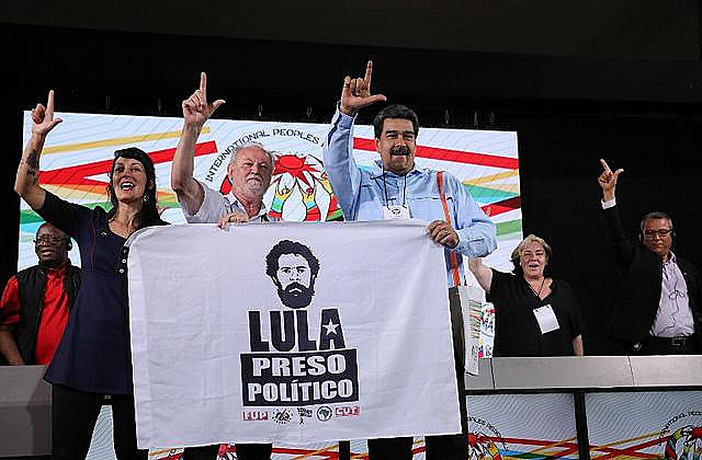 João Pedro Stedile (centro) y el presidente venezolano Nicolás Maduro participan de la Asambleia Internacional de los Pueblos en Caracas